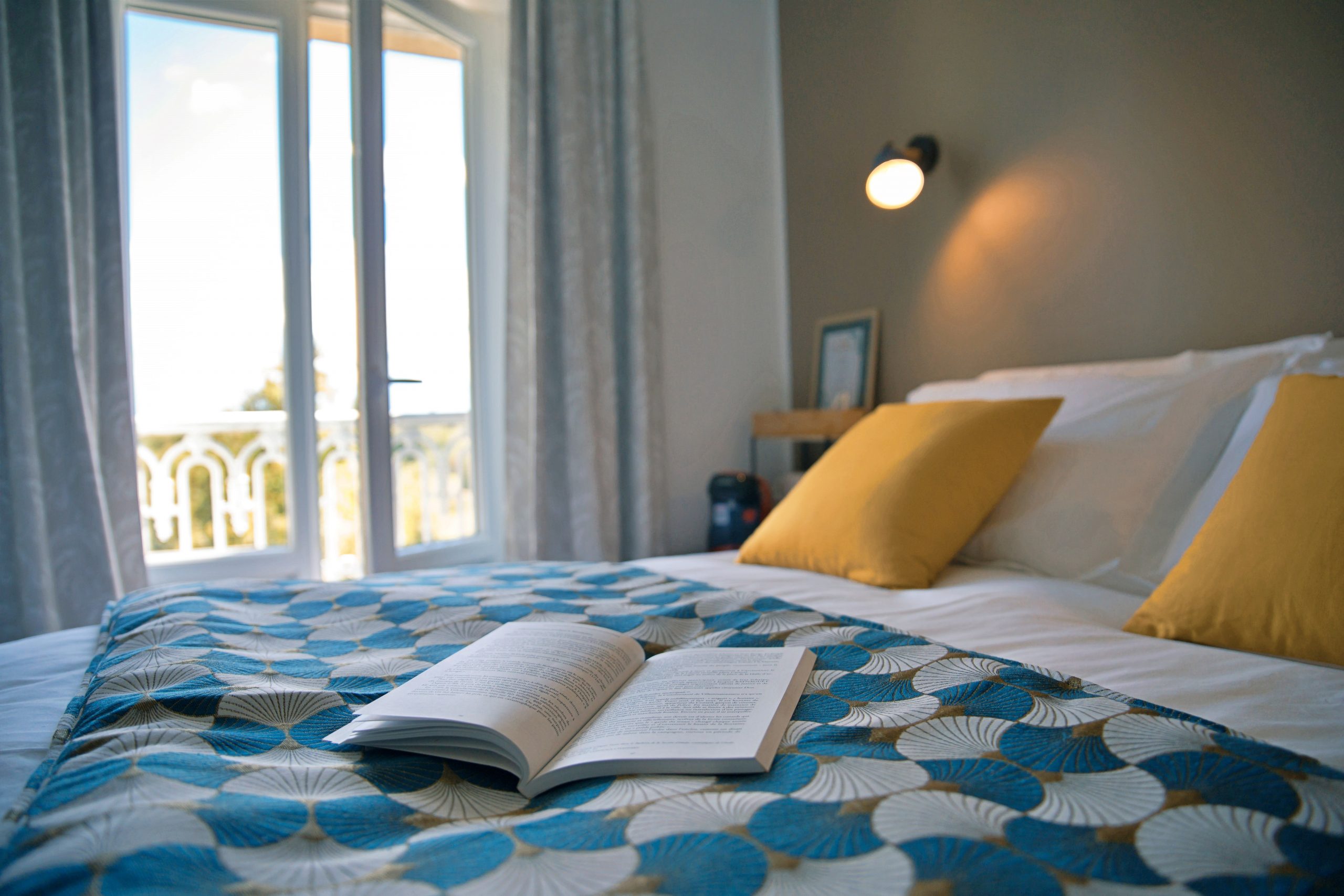 La chambre, cosy et lumineuse, dispose d’un petit coin équipé d’un mini-frigo et d’une machine Tassimo, idéal pour savourer café et thé à tout moment de la journée.