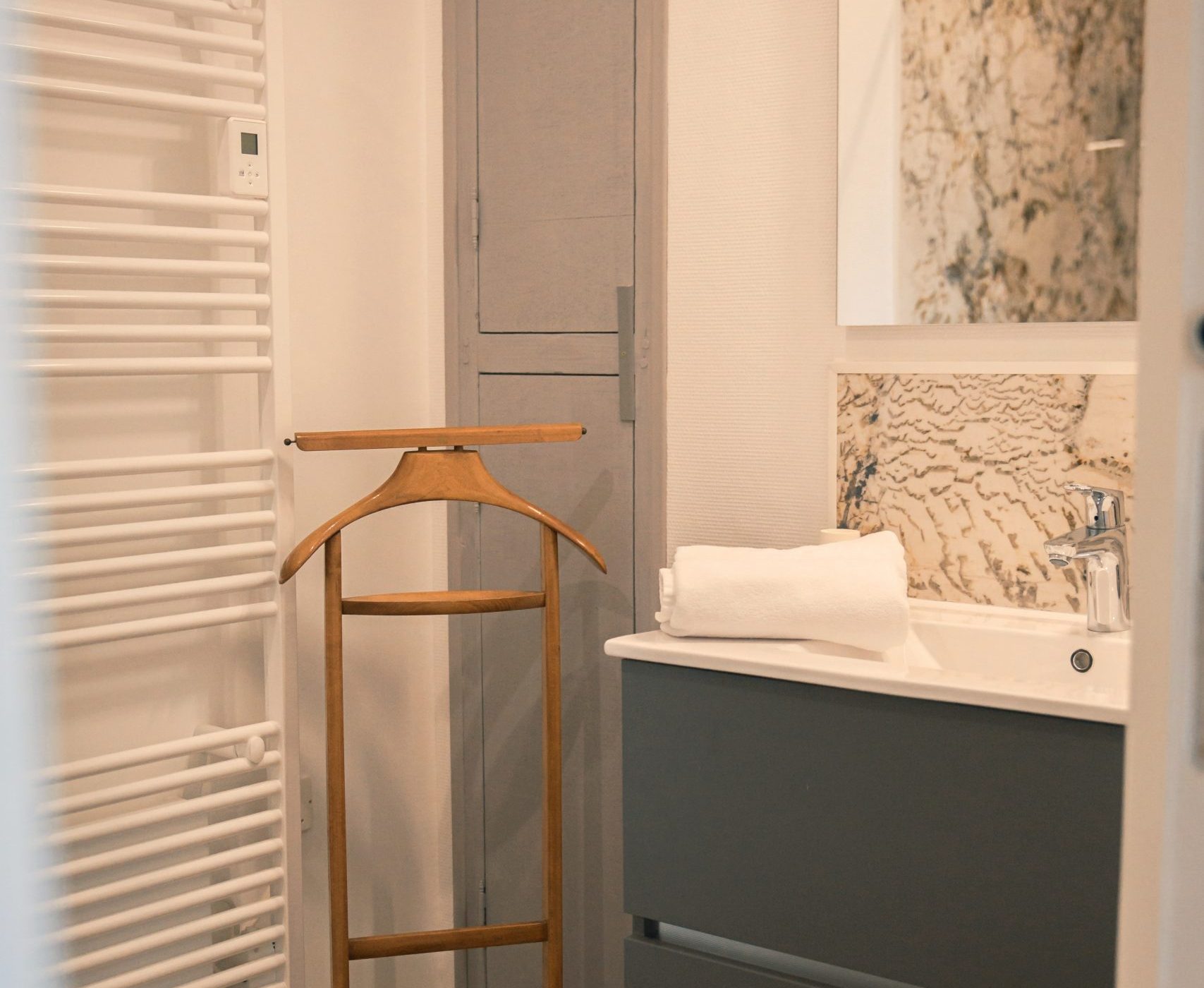 La salle d’eau attenante est équipée d’une douche, d’un lavabo, d’un toilette, d’un miroir grossissant et d’un sèche-cheveux pour votre confort.