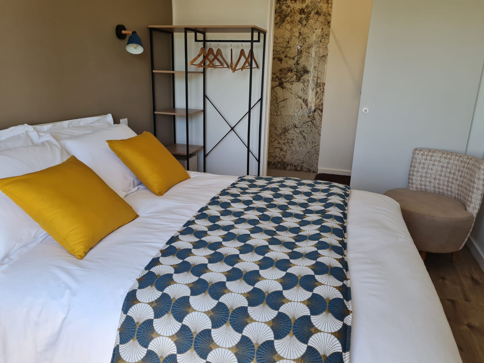 La chambre Capucine, lumineuse et accueillante, offre un espace chaleureux idéal pour se détendre. Elle bénéficie d’une salle de bain attenante moderne, équipée d’une douche, d’un lavabo et d’un toilette, pour un confort optimal tout au long de votre séjour.