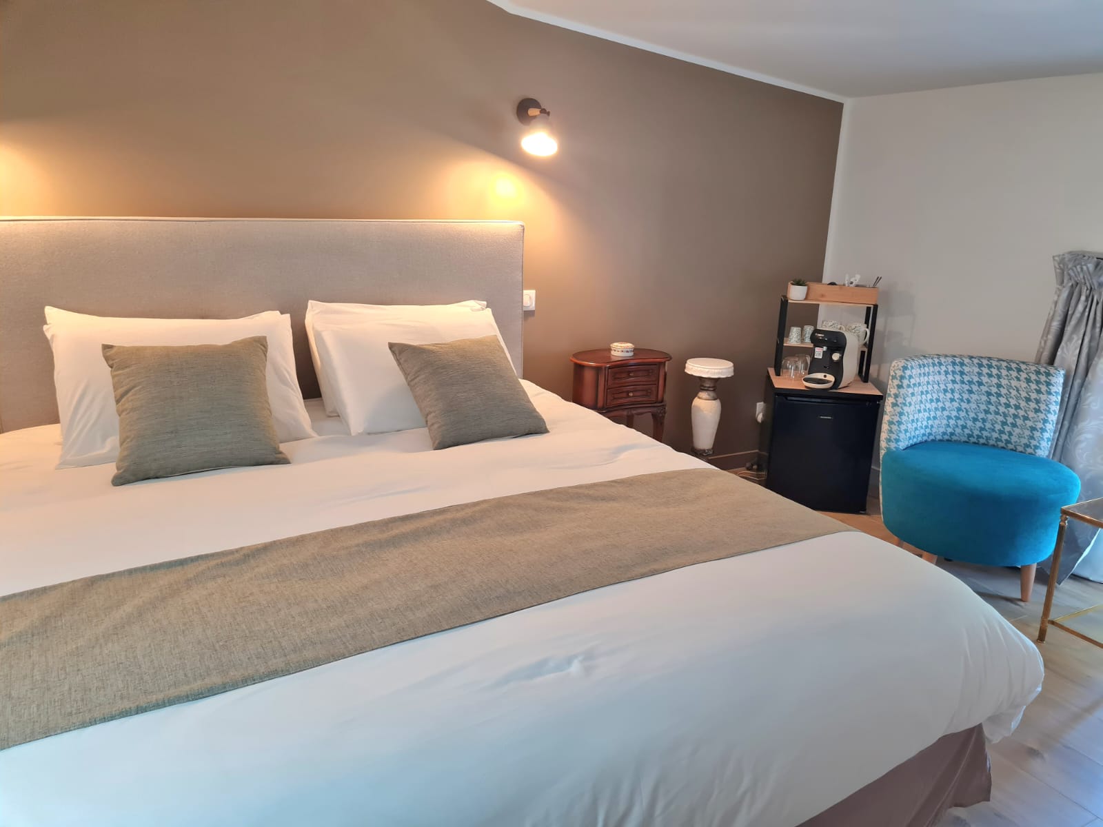 La chambre Églantine allie charme et confort avec une décoration soignée et un lit haut de gamme pour un sommeil réparateur. Elle dispose également d’un coin café avec mini-frigo, parfait pour savourer boissons chaudes ou fraîches à tout moment.