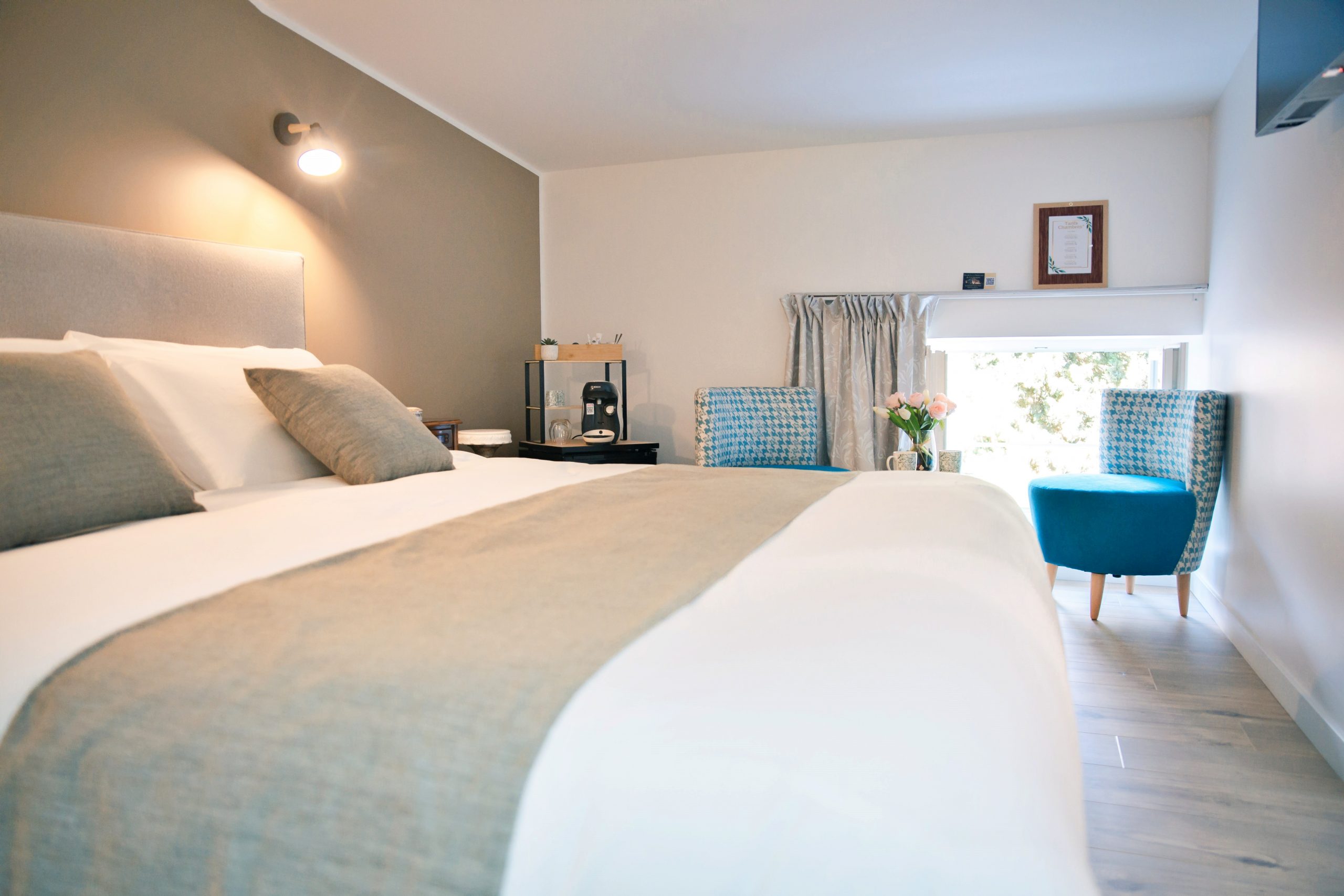 La chambre Églantine allie charme et confort avec une décoration soignée et un lit haut de gamme pour un sommeil réparateur. Elle dispose également d’un coin détente convivial, parfait pour se relaxer après une journée bien remplie.