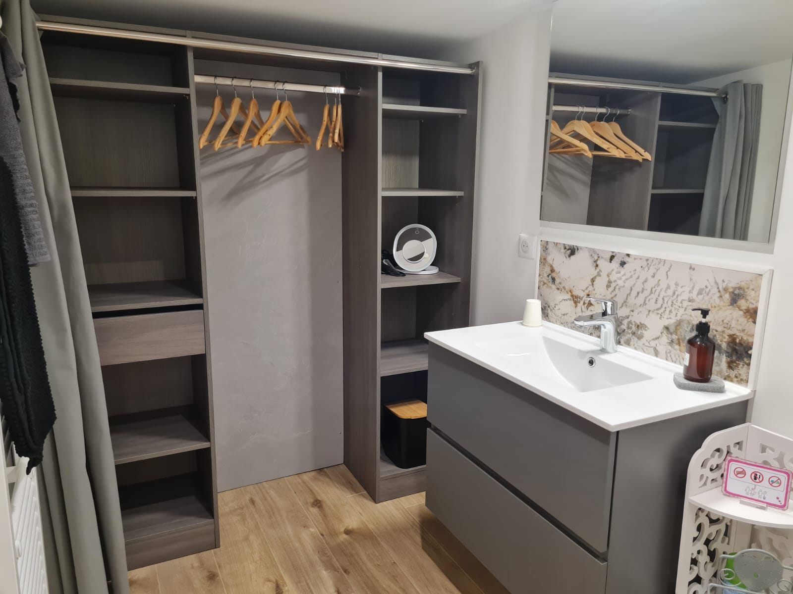 Salle de bain fonctionnelle comprenant une douche, un lavabo, des toilettes ainsi qu’une penderie pour ranger vos vêtements.