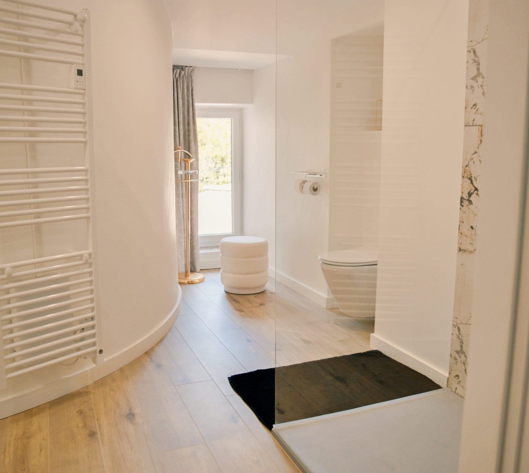 Espace douche et toilettes de la salle d’eau, pensé pour allier confort et fonctionnalité, avec une cabine de douche moderne et des sanitaires discrets et élégants.