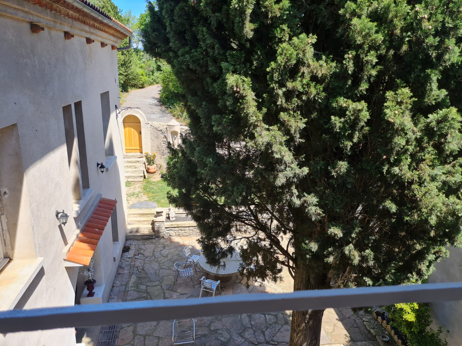 Vue apaisante sur la cour intérieure, offrant un cadre tranquille et intime au cœur de la propriété.