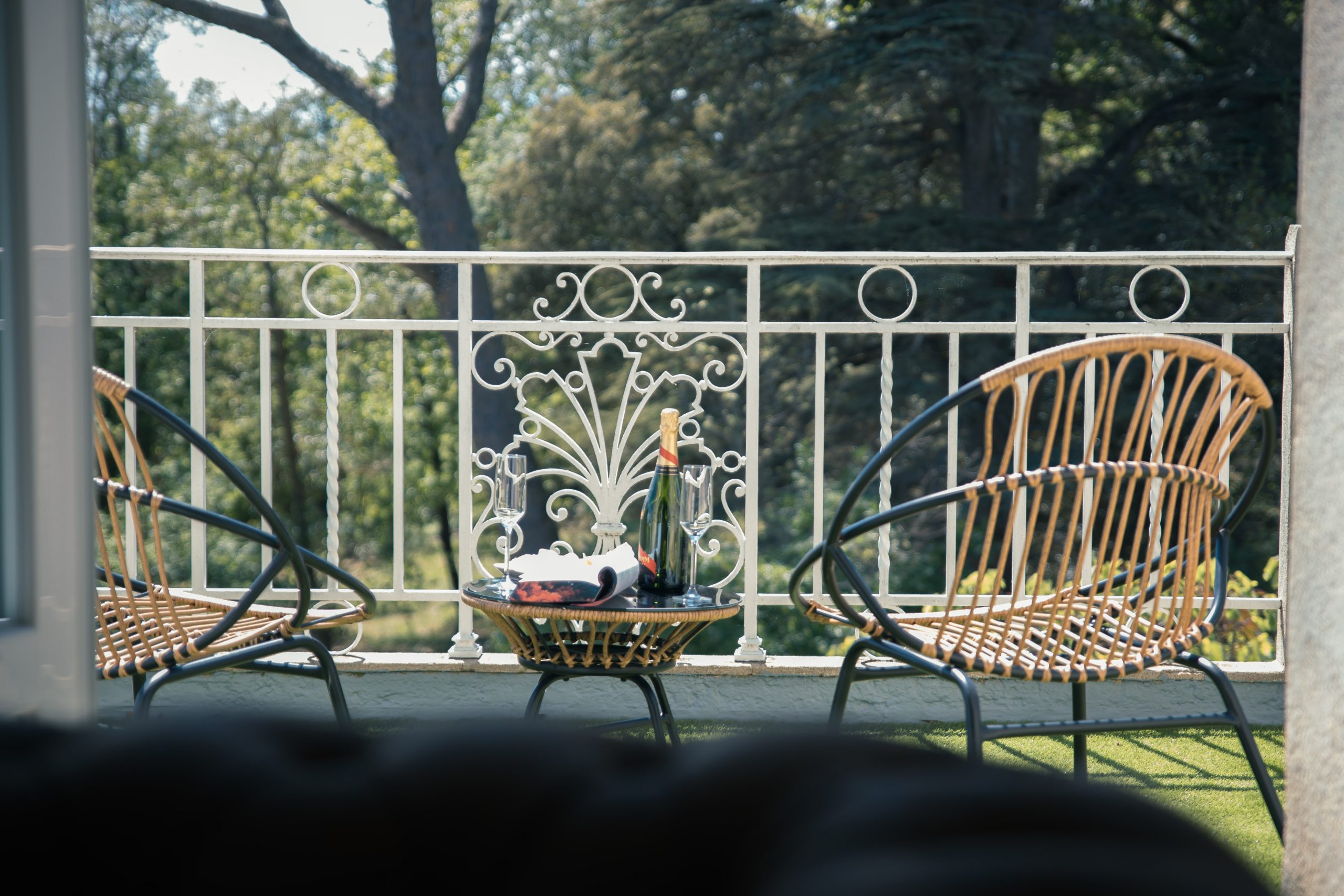 Balcon équipé de fauteuils confortables et d’une petite table, idéal pour savourer une vue imprenable à 180° en toute tranquillité.