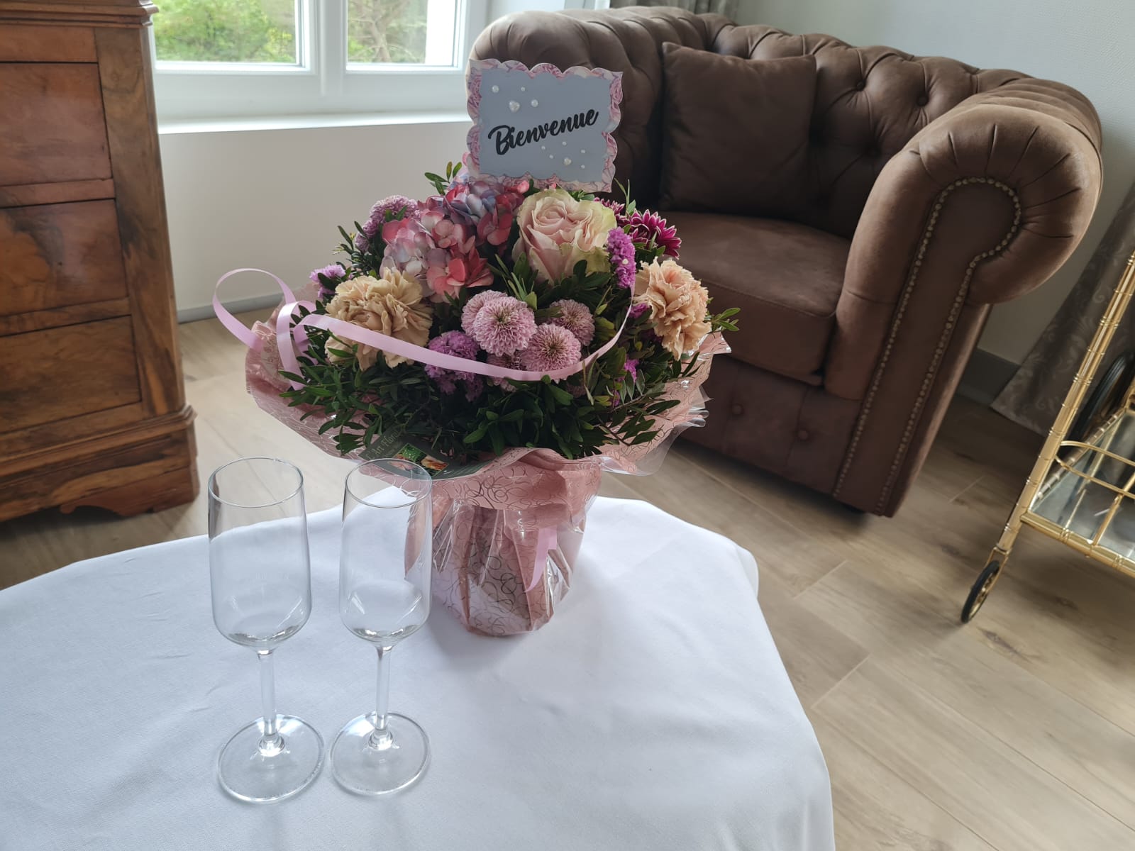 Salon élégant et intime aménagé pour un séjour romantique, avec lumière tamisée, décoration soignée et espace cosy idéal pour se retrouver à deux.