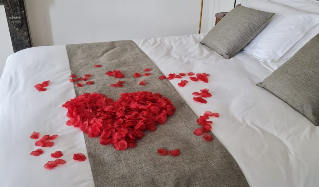 Ambiance romantique avec décor raffiné, idéale pour un séjour en couple, comprenant attentions personnalisées, douceur et intimité dans un cadre d’exception.