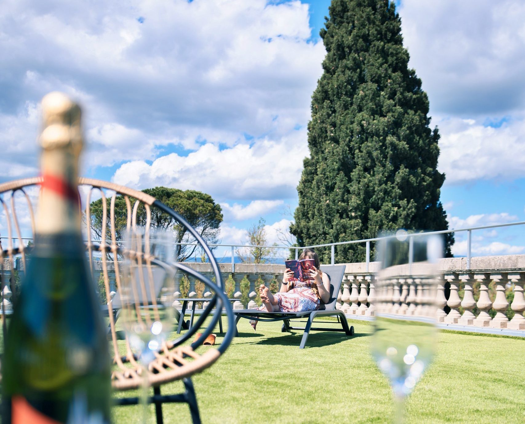 Toit-terrasse aménagé avec des espaces confortables pour se poser, lire ou simplement profiter de la vue panoramique.