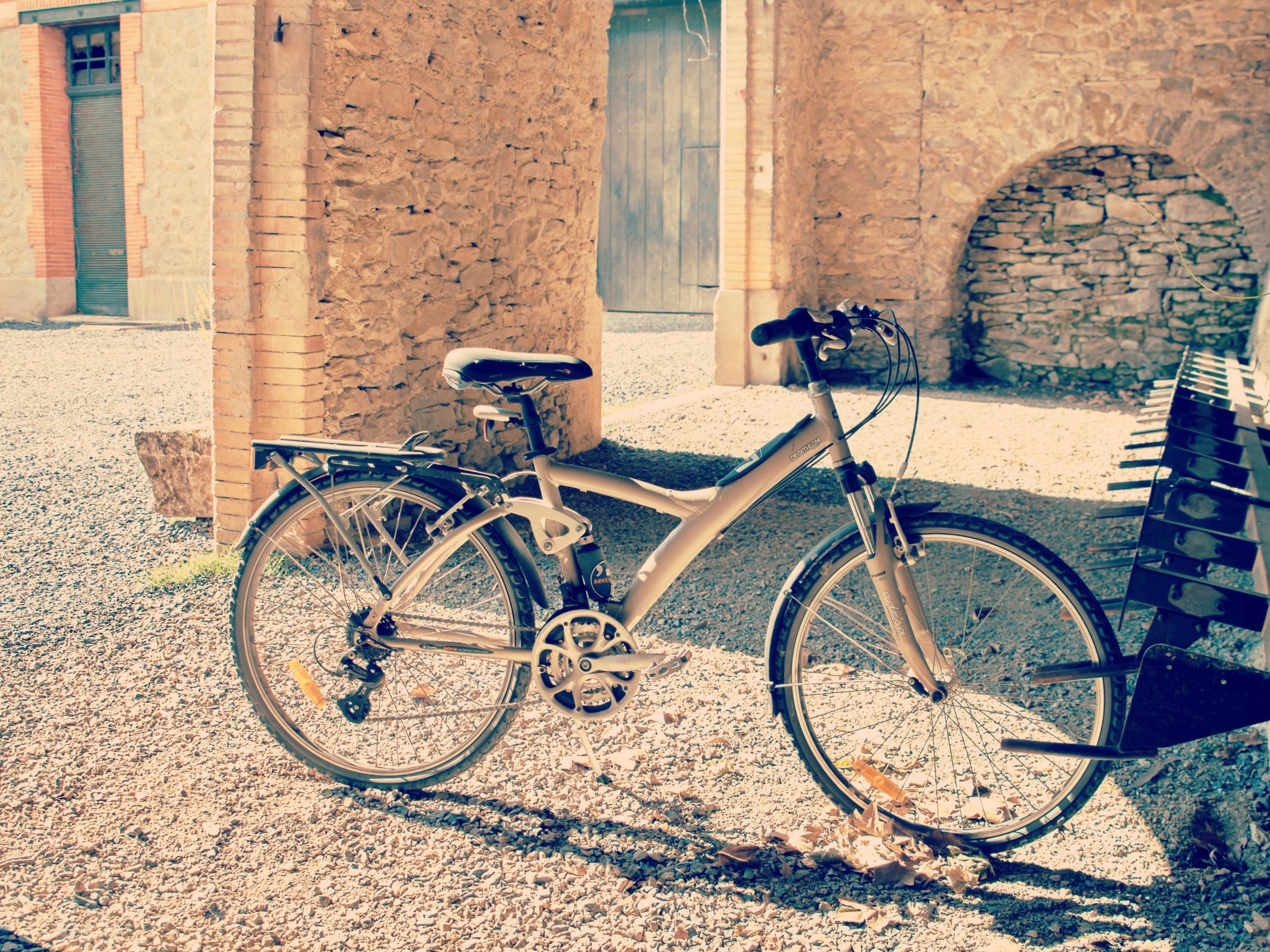 Espace de parking sécurisé spécialement conçu pour les deux-roues, vélos et motos, offrant un stationnement pratique et protégé.