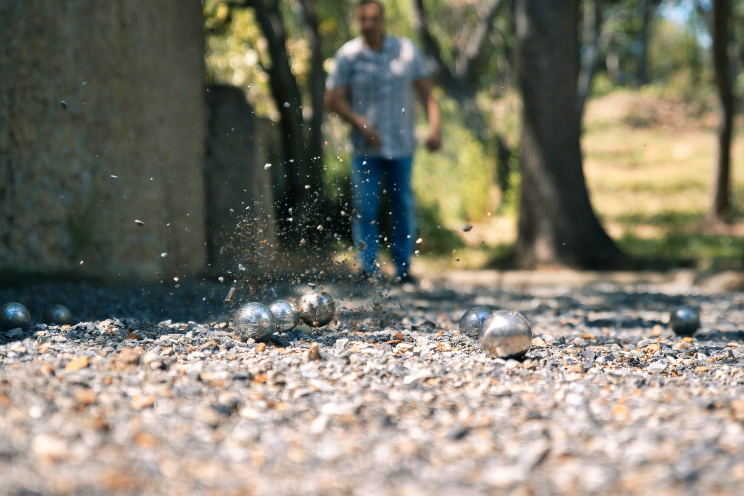 Notre terrain de pétanque spacieux et bien entretenu est idéal pour des parties conviviales en plein air. Que vous soyez amateur ou expert, cet espace vous invite à partager des moments de détente et de plaisir dans un cadre agréable.